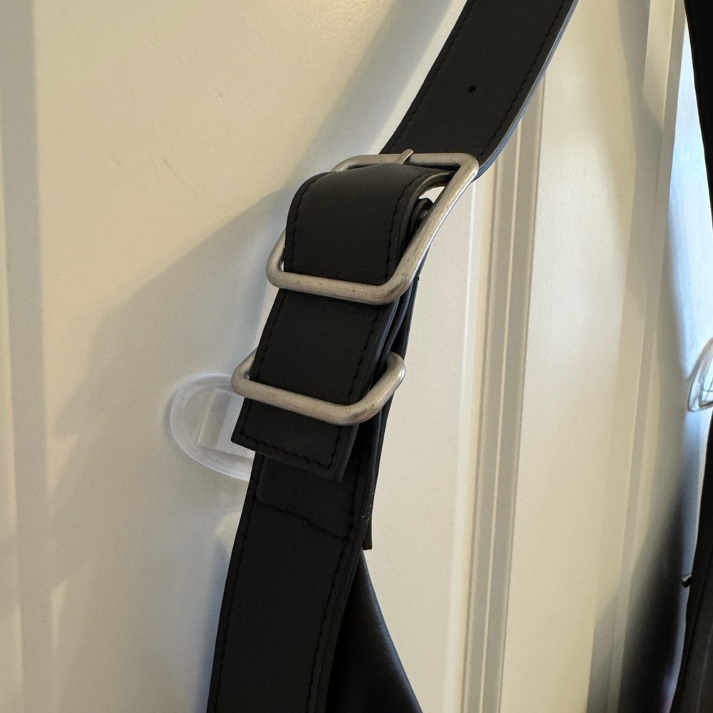 Elegant Black Leather Hobo Bag - Picture 11 of 12